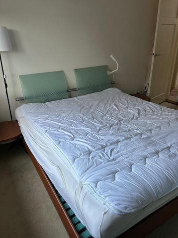 Bed inclusief matrassen en topper