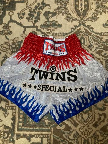 Twins Mauythai short maat M beschikbaar voor biedingen