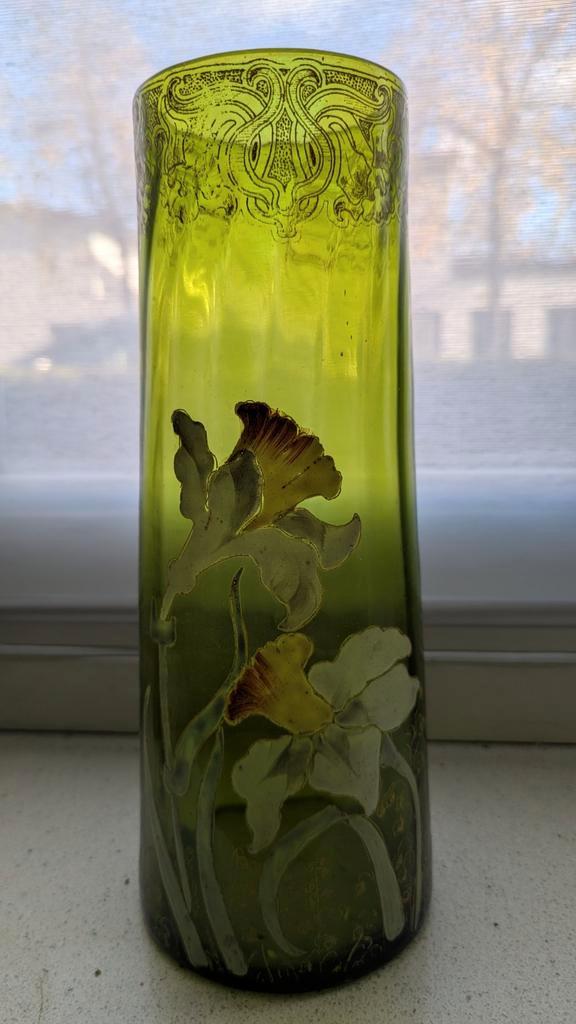 Groene vaas met bloemmotief, Antiek en Kunst, Antiek | Vazen, Ophalen of Verzenden