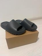 Yeezy Slides Onyx NIEUW in doos - maat 43 en 44.5, Nieuw, Ophalen of Verzenden