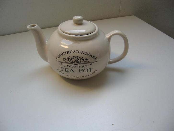 mooie ronde ecru theepot m opschrift €7.50 Zeg maar nieuw, Huis en Inrichting, Keuken | Servies, Zo goed als nieuw, Ophalen of Verzenden