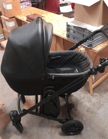 Stoere zwarte kinderwagen in leer met leren ondertas.  beschikbaar voor biedingen
