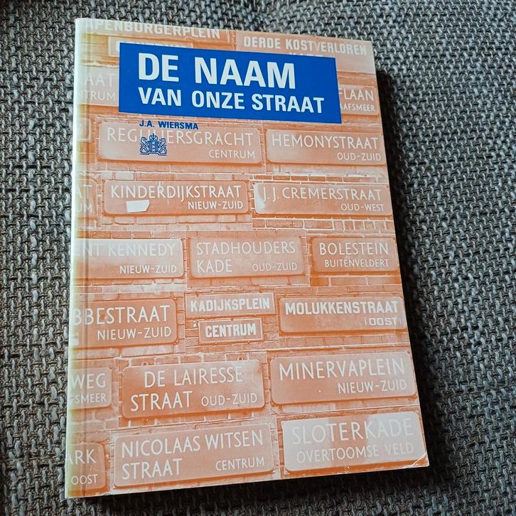 De Naam van Onze Straat - Amsterdamse Straatnamen, Boeken, Geschiedenis | Stad en Regio, Gelezen, 20e eeuw of later, Ophalen of Verzenden