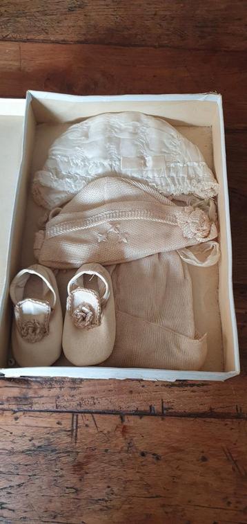 Antiek set babymutsjes slaapmutsje doopmutsje schoentjes  beschikbaar voor biedingen