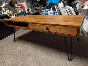 Mooie houten salontafel met lade beschikbaar voor biedingen