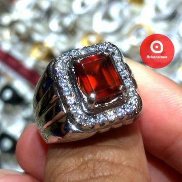 Rng met lachthoekig geslepen rode Granaat-Kristal CAR47 beschikbaar voor biedingen