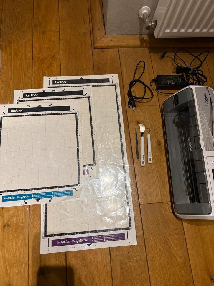 Brother ScanNCut CM300 met toebehoren, Hobby en Vrije tijd, Naaimachines en Toebehoren, Zo goed als nieuw, Toebehoren, Brother