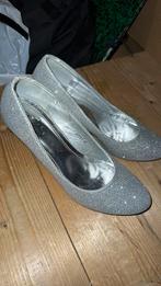 Mooie zilverkleurige hakschoen te koop moet met spoed weg‼️, Ophalen of Verzenden, Zo goed als nieuw, Pumps, Overige kleuren