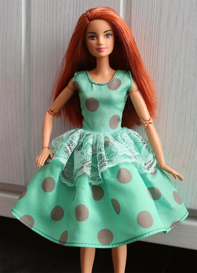 Barbie kleding nieuw - Korte jurk groen met balletjes, Kinderen en Baby's, Speelgoed | Poppen, Nieuw, Barbie, Ophalen of Verzenden