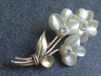 Vintage bloemen  broche met parelmoer, Sieraden, Tassen en Uiterlijk, Broches, Verzenden, Zo goed als nieuw, Wit, Overige materialen