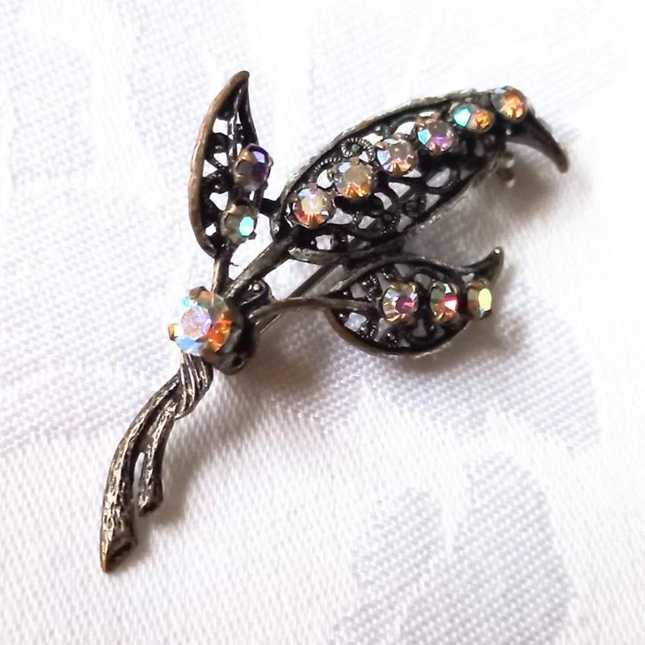 AFGEPRIJSD oude filigrain broche met aurora borealis, Sieraden, Tassen en Uiterlijk, Broches, Gebruikt, Overige materialen, 4 tot 7 cm
