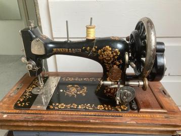 Antieke naaimachine beschikbaar voor biedingen