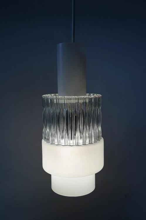 Vintage hanglamp helder relief mat glas bakeliet erich DDR., Huis en Inrichting, Lampen | Hanglampen, Gebruikt, 75 cm of meer