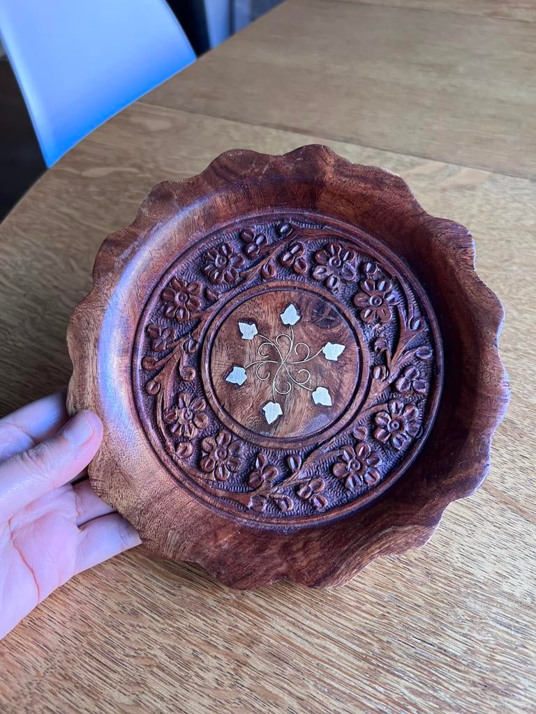 Houten ingegraveerd bordje/schaaltje met messing/koper inleg, Ophalen of Verzenden