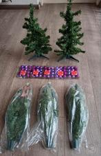 Te koop: 5 kleine kerstboompjes en 5 doosjes paarse kerstbal, Ophalen, Nieuw
