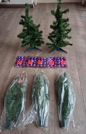 Te koop: 5 kleine kerstboompjes en 5 doosjes paarse kerstbal beschikbaar voor biedingen