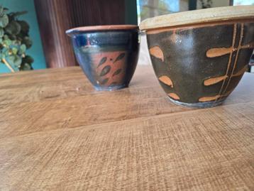 Twee Aardewerk Bloempotten beschikbaar voor biedingen