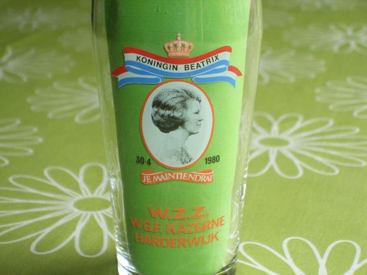 W.G.F. Kazerne Harderwijk glas - Koningin Beatrix 30-4-1980, Verzamelen, Militaria | Algemeen, Landmacht, Overige typen, Nederland