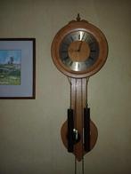 PRIMA LOPENDE WANDKLOK HERMLE, LICHT EIKEN MET MESSING, Antiek en Kunst, Ophalen of Verzenden