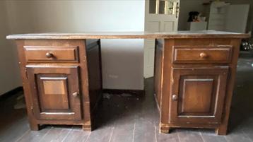 Te koop een groot masief eiken bureau een opknapper. beschikbaar voor biedingen