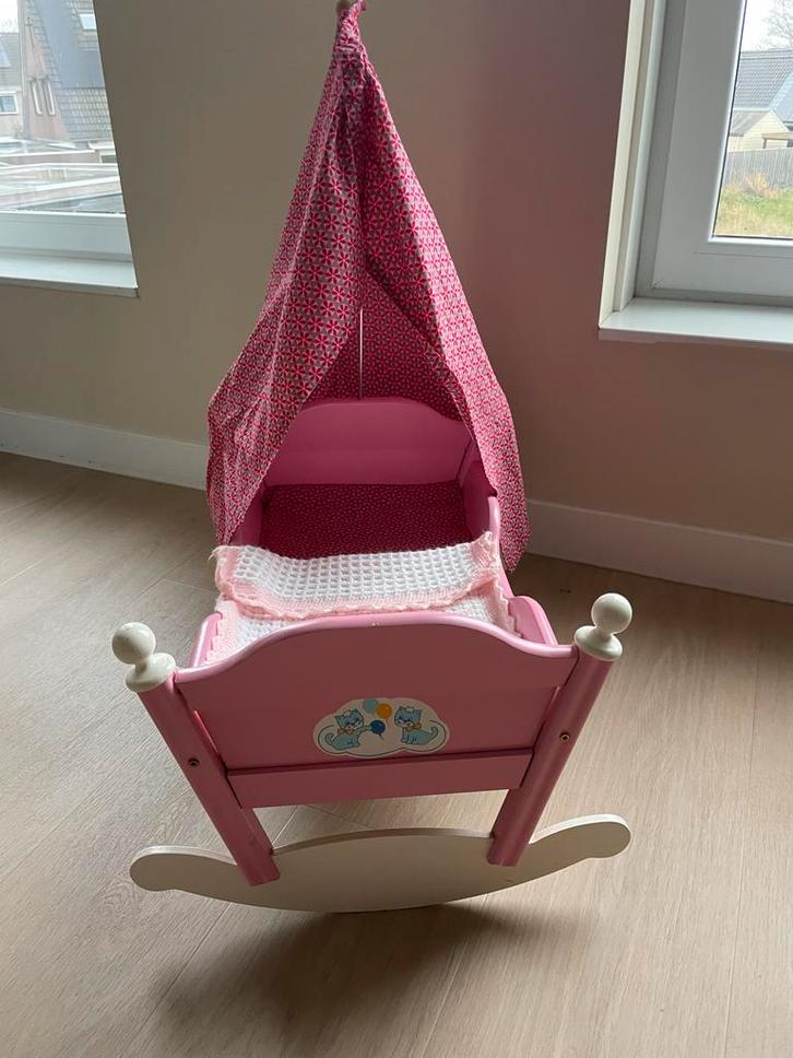 Roze poppenwieg met hemel, Kinderen en Baby's, Speelgoed | Poppen, Zo goed als nieuw, Babypop, Ophalen