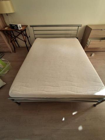 Metalen bedframe met lattenbodem beschikbaar voor biedingen