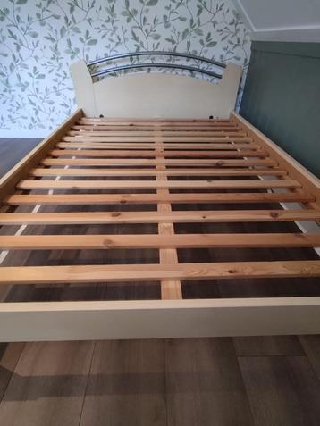 Bedframe met lattenbodem 140 x 200 beschikbaar voor biedingen
