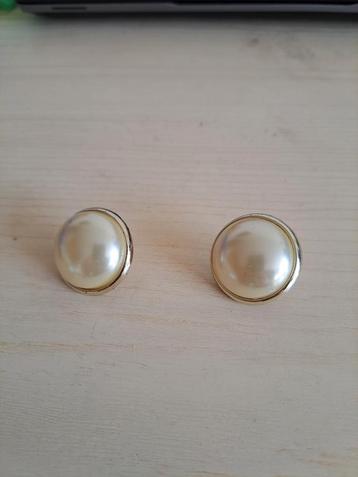 Vintage Crème Kleurige Oorknopjes beschikbaar voor biedingen