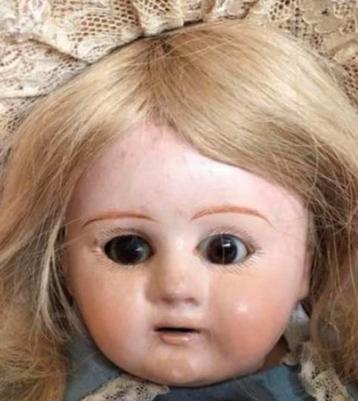 Antiek / vintage handgemaakte pop beschikbaar voor biedingen