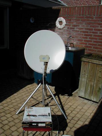 Schotelantenne compleet incl. kleuren T.V beschikbaar voor biedingen