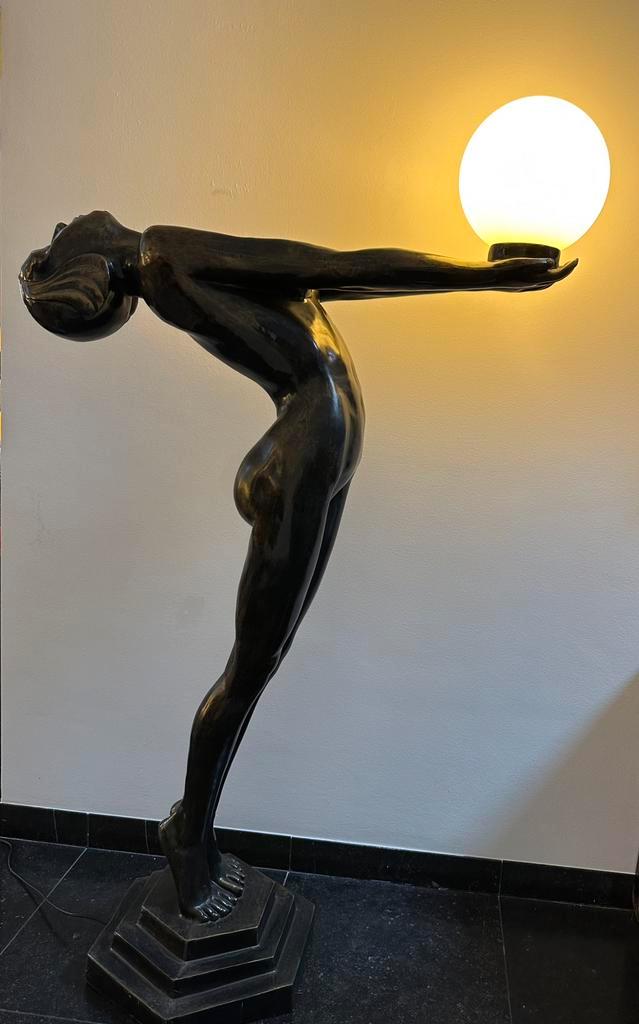 GROOT ART DECO beeld/lamp replica MAX LE FERRIER Hoog 131 cm, Huis en Inrichting, Lampen | Vloerlampen, Gebruikt, 100 tot 150 cm