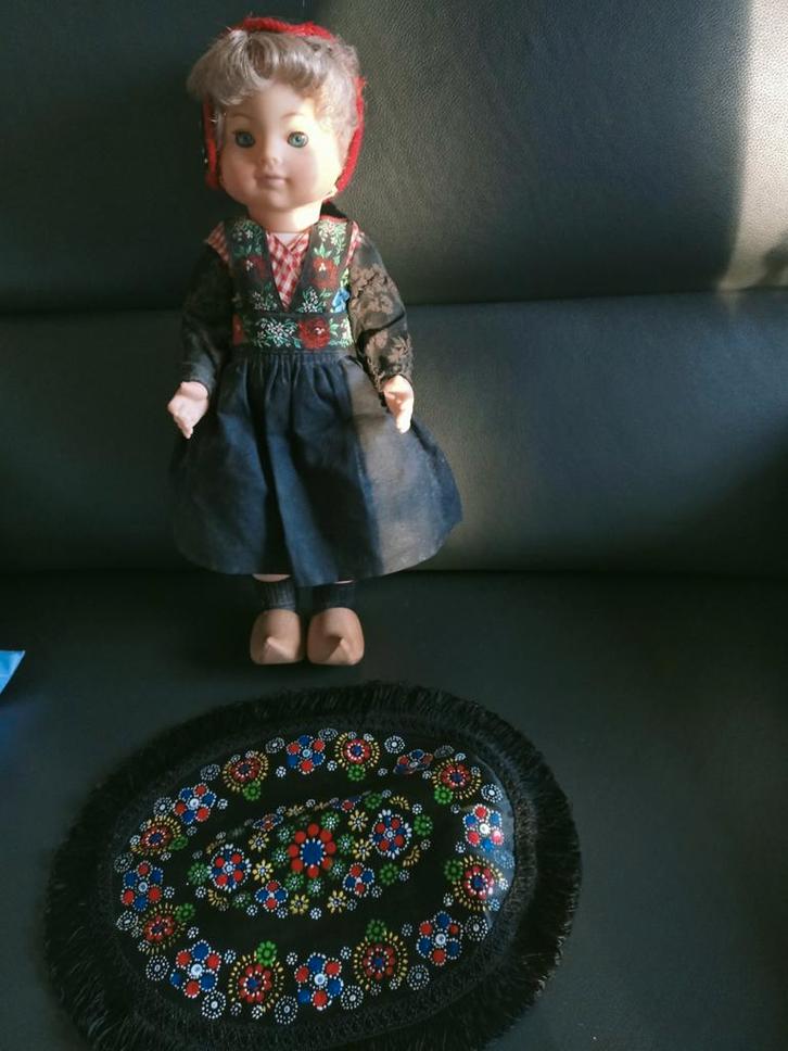 Staphorster stipwerk kleedje en pop in Staphorster dracht, Verzamelen, Poppen, Gebruikt, Pop, Ophalen of Verzenden