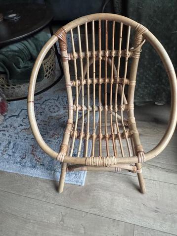 Te koop rotan kinderstoel beschikbaar voor biedingen