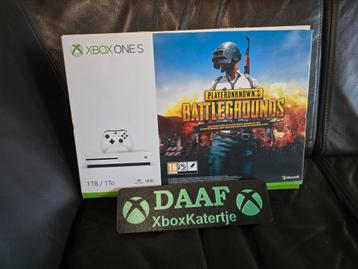 Xbox one s 1tb in doos met kabels en controller beschikbaar voor biedingen