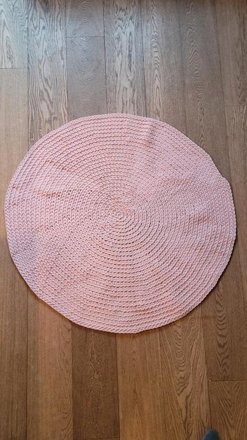 Roze gehaakt vloerkleed beschikbaar voor biedingen