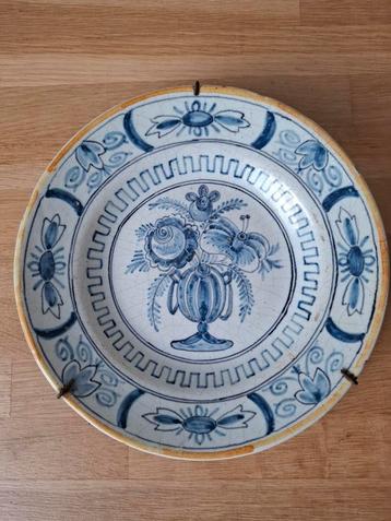Blauw wit bord. Delft? Portugees? beschikbaar voor biedingen