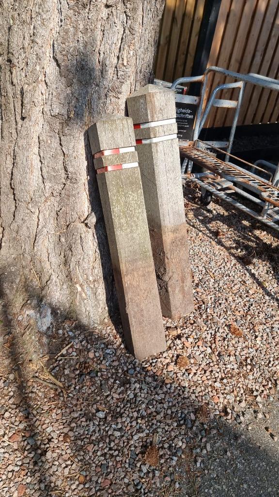 2 hardhouten parkeer palen voor maar €20,-, Tuin en Terras, Palen, Balken en Planken, Gebruikt, Palen, Minder dan 180 cm, Ophalen