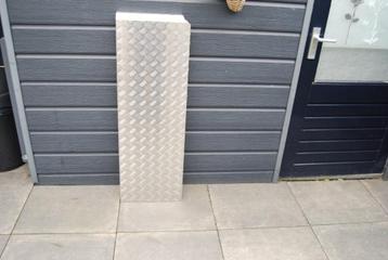 Nieuwe dik wandige aluminium traanplaat met omgebogen rand. beschikbaar voor biedingen