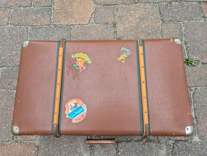 Vintage Bruine Koffer met Stickers, Antiek en Kunst, Curiosa en Brocante, Ophalen of Verzenden
