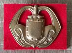 Metalen baret embleem wapen der infanterie (nulli cedo), Verzamelen, Verzenden, Landmacht, Nederland, Embleem of Badge