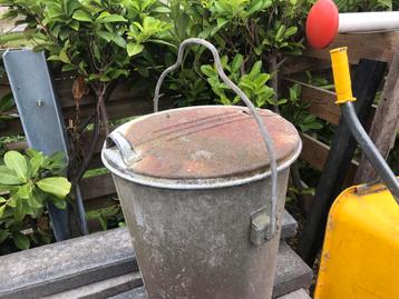 Brocante zinken vuinis emmer beschikbaar voor biedingen