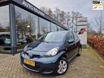 Toyota Aygo 1.0-12V Aspiration Green Navigator/LMV/1e EIGENA, Auto's, Toyota, Voorwielaandrijving, Euro 5, Gebruikt, 4 stoelen