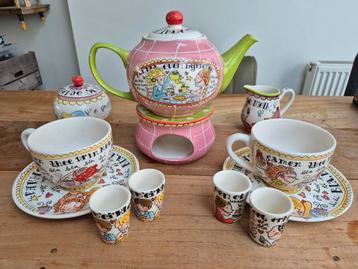 Blond Servies (theepot, melkkan, eierdopjes,kop en schotel) beschikbaar voor biedingen
