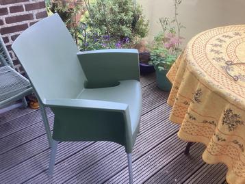 2 kunststof tuinstoelen groen beschikbaar voor biedingen