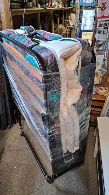 Opklapbed / Logeerbed 90x200cm incl. Matras en topper beschikbaar voor biedingen