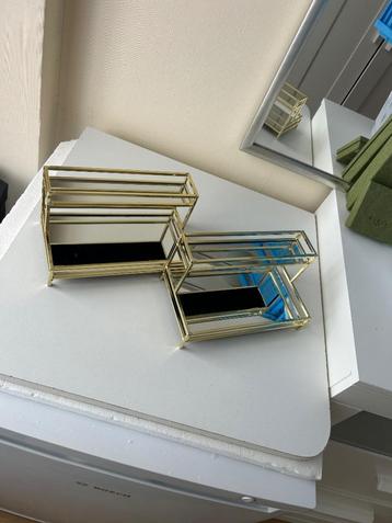 Parfum rek goud 2x beschikbaar voor biedingen