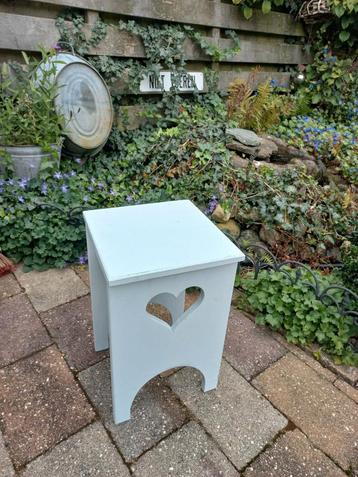 Leuk klein krukje met hartje,houten kruk,bijzettafeltje, beschikbaar voor biedingen