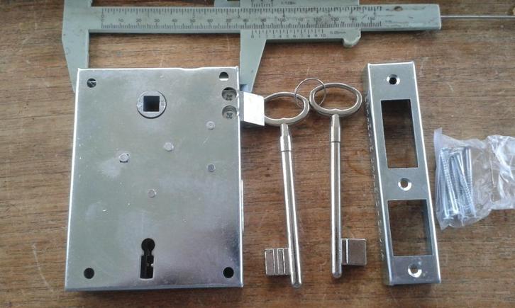 Schuttingslot-poortslot verzinkt met 2 bonte baardsleutels, Doe-het-zelf en Verbouw, Hang- en Sluitwerk, Nieuw, Slot, Ophalen of Verzenden