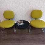 Uniek vintage wachtkamer bankje met 2 zittingen en tafelje, Gebruikt, Metaal, Minder dan 75 cm, 150 tot 200 cm