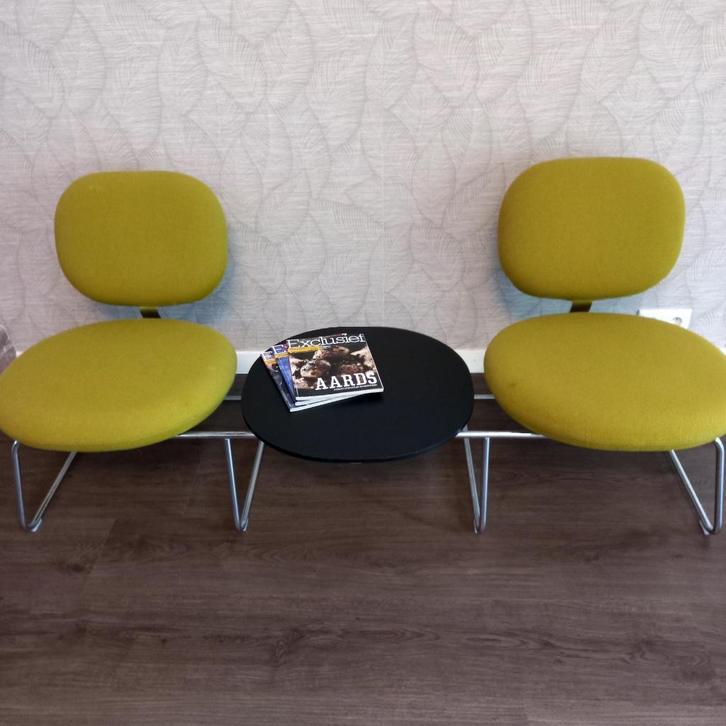Uniek vintage wachtkamer bankje met 2 zittingen en tafelje, Huis en Inrichting, Banken | Sofa's en Chaises Longues, Gebruikt, Tweepersoons